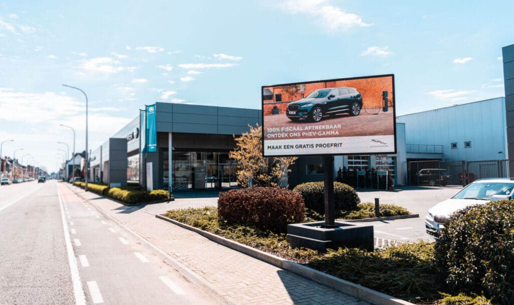 Mobiele totem met LED-scherm van Maxled langs een invalsweg