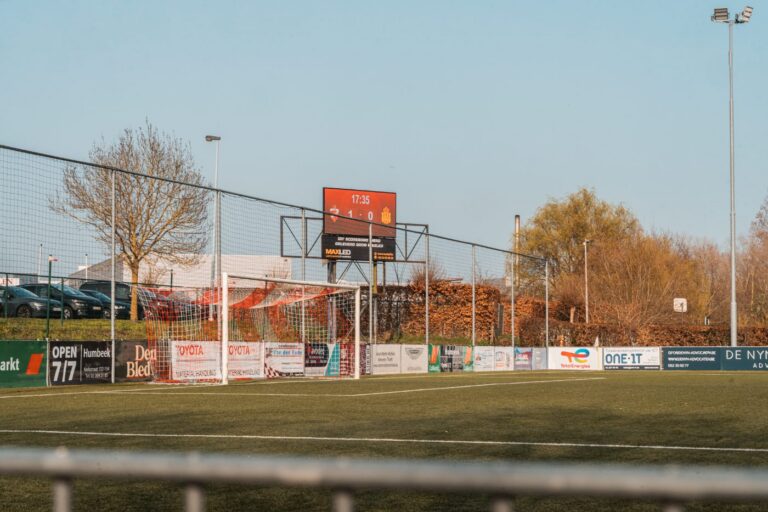 Mobiele Maxled LED-totem langs het terrein