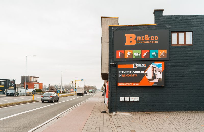 Outdoor ledwall van MaxLED op de gevel van Bri&co bouwmaterialen in Kampenhout