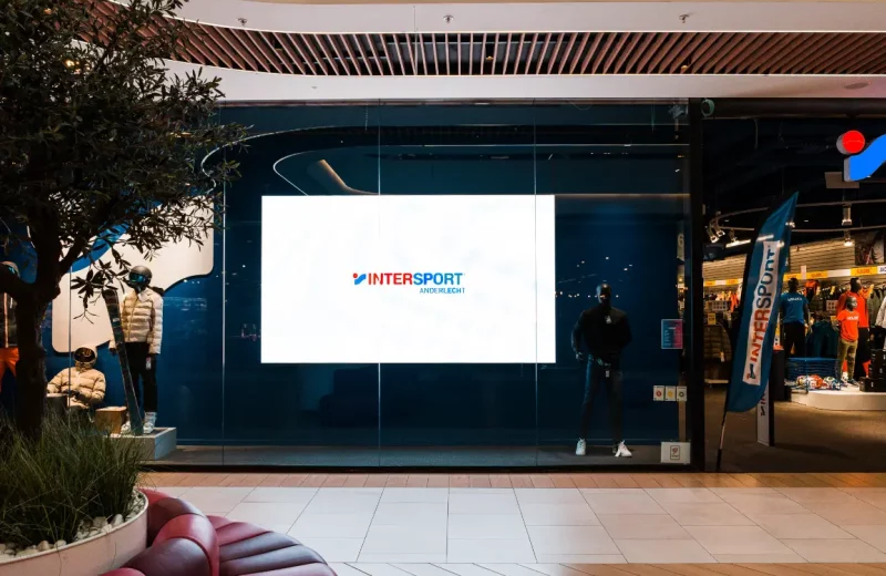 Indoor ledwall van MaxLED in de etalage van Intersport in Westland Shopping