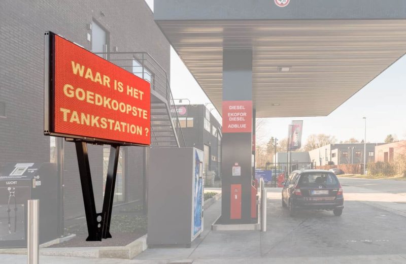 Vaste LED-totem van Maxled verankerd in de grond