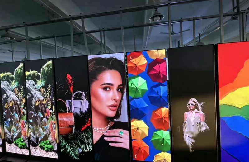 LED-poster van Maxled binnen in een winkel